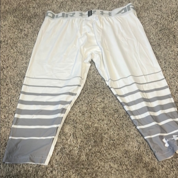 Under Armour White and Gray compression 3/4 legging. Soft Stretchy Fabric NWOT - Picture 2 of 3